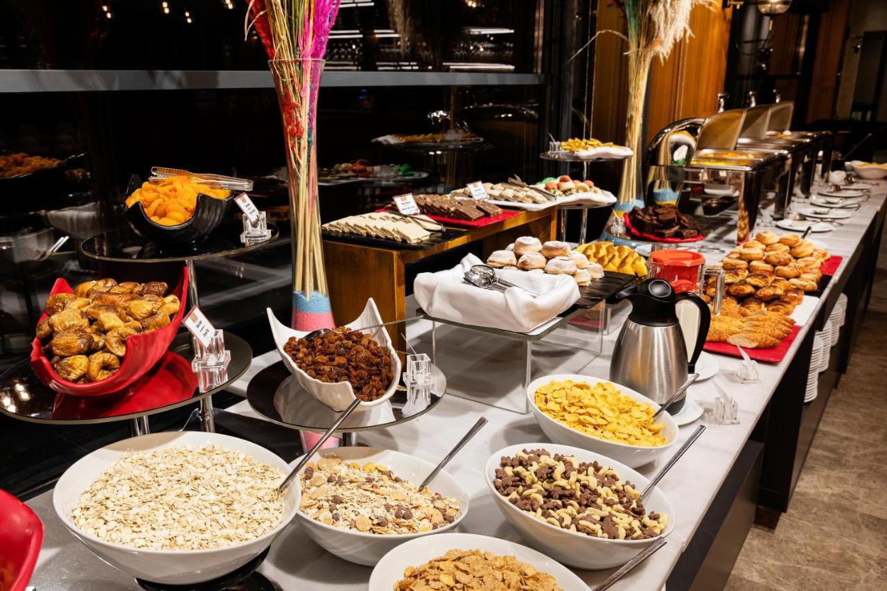 Demiray Hotel Old City Istanbul Eksteriør billede A buffet at a hotel