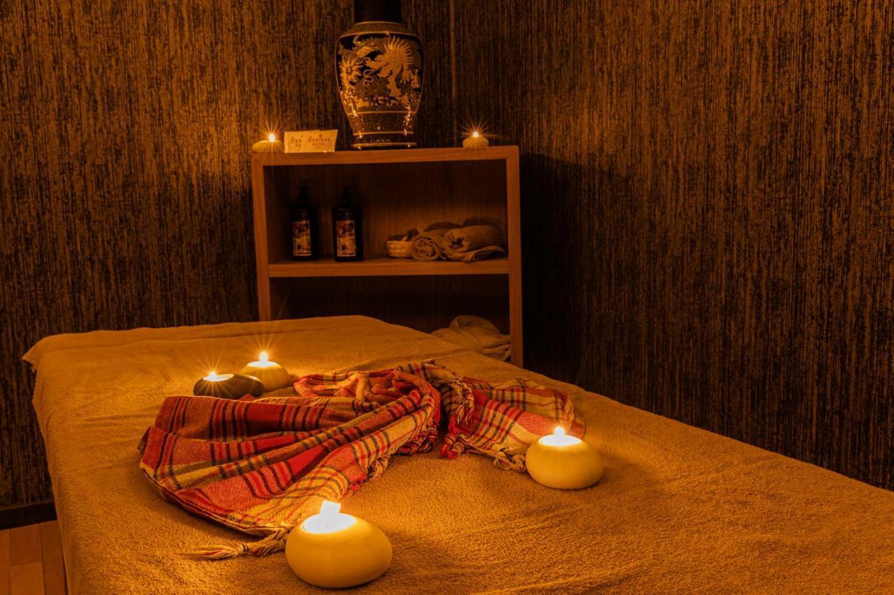 Demiray Hotel Old City Istanbul Eksteriør billede A massage table with candles