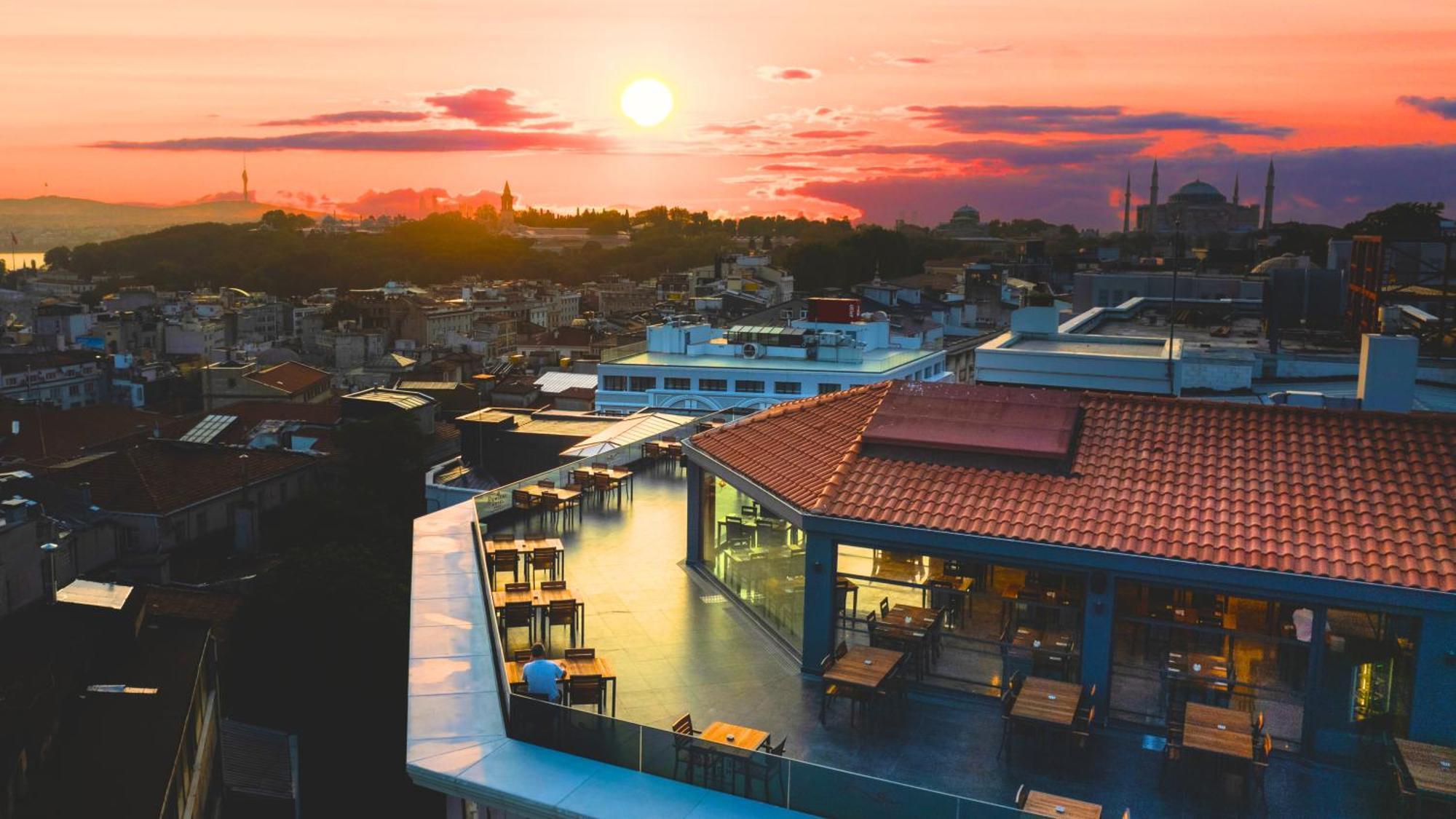 Demiray Hotel Old City Istanbul Eksteriør billede The view from the rooftop of the hotel